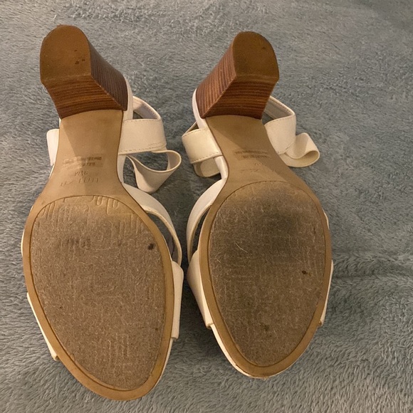 Lightly worn white heels size 9 1/2 - Picture 2 of 7